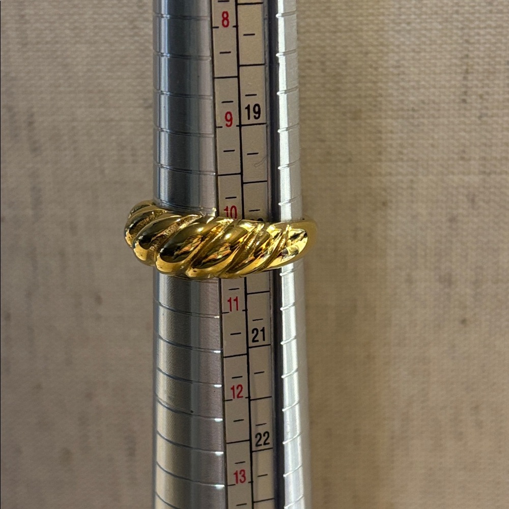 Goldtone, stainless steel shrimp ring - Picture 3 of 3